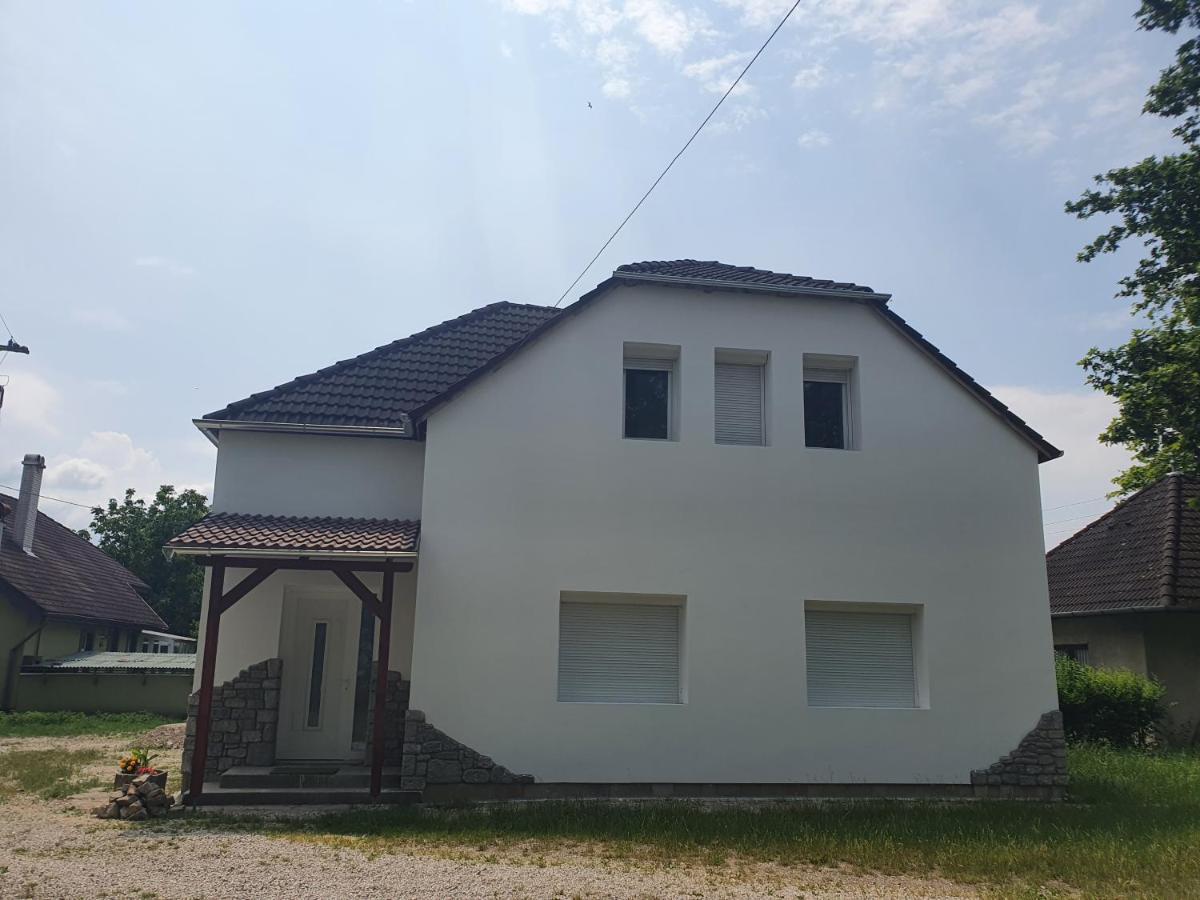 Sosto Apartman Szekesfehervar Bagian luar foto