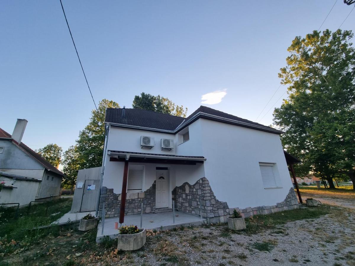 Sosto Apartman Szekesfehervar Bagian luar foto